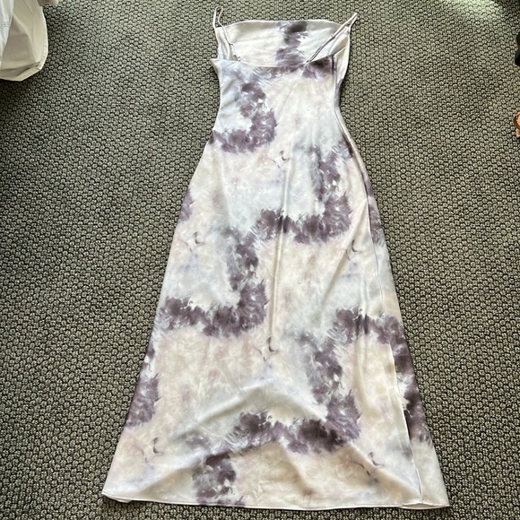 Superdown Satin Krystal Slit Detail Gray Tie Dye Patterned Maxi Dress - Picture 12 of 13